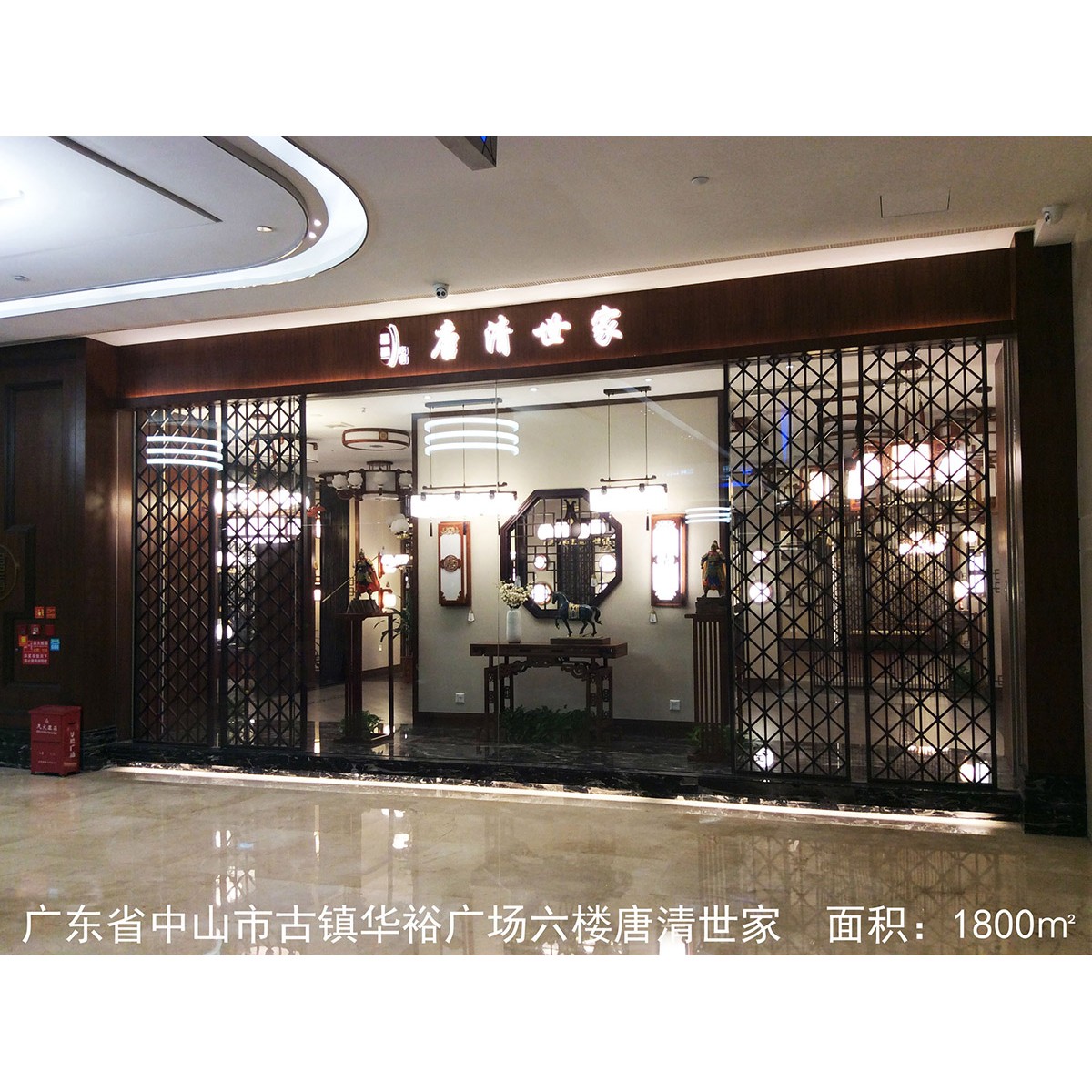 3.門頭右邊櫥窗